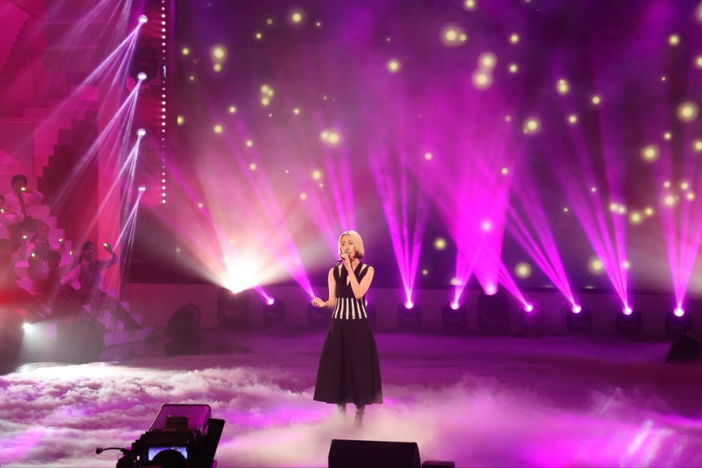 她在台上表演時被受惠家屬一番話所感動，因而強忍淚水演出，她稱唱歌也會被歌詞感動。